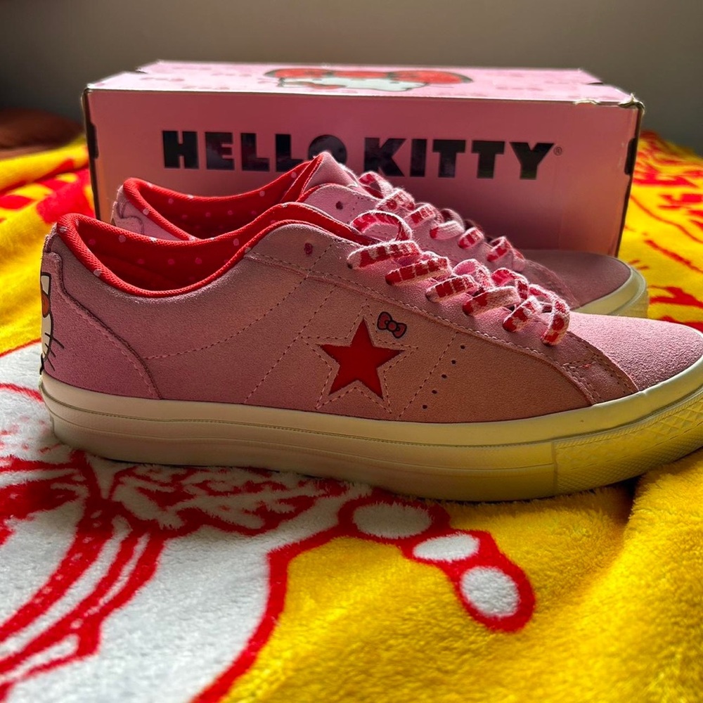 *RARE* HELLO KITTY ONE STARS
NEVER WORN 9/10 CONDITION
WMNS 10.5
MENS 8.5